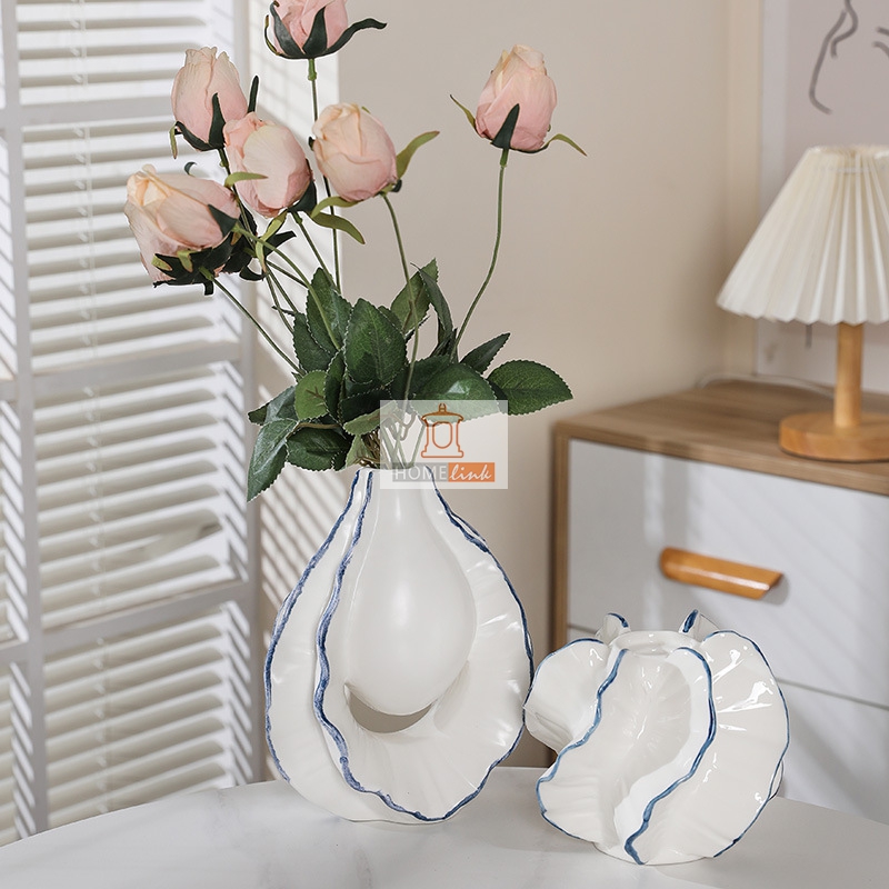 Творческая легкая голубая полосатая ваза