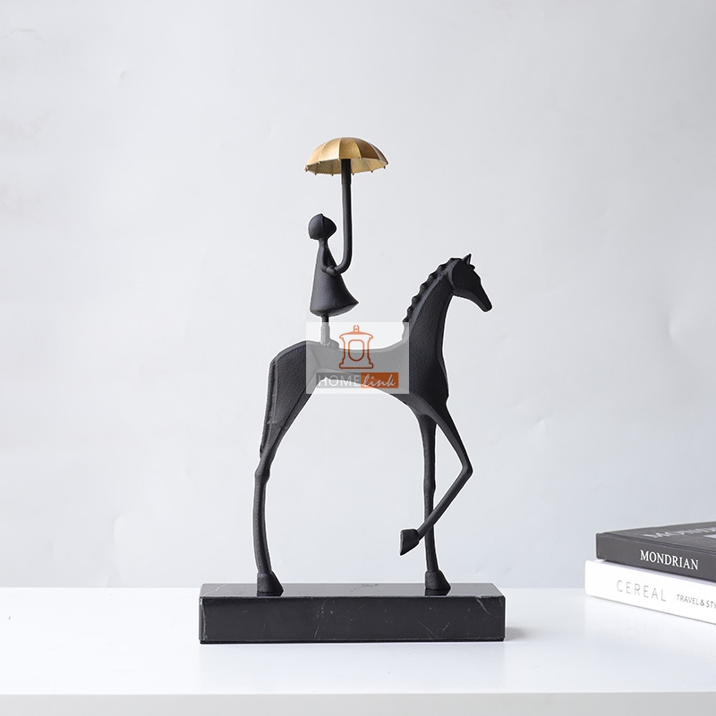 Современная простая девушка с лошадиной спиной